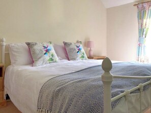 3 bedrooms, free WiFi, bed sheets - 3 bedroom accommodation in Sheringham (Sheringham)