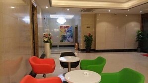 A lobby with modern furniture, a chandelier, and a large abstract painting. - Greentree Inn Shanghai Qipu Road Tiantong Road Subway Station Express Hotel (Shanghai)