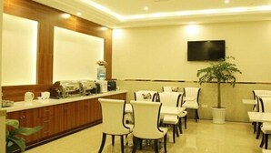 A hotel lobby with a reception desk, seating area, and a television mounted on the wall. - Greentree Inn Shanghai Qipu Road Tiantong Road Subway Station Express Hotel (Shanghai)