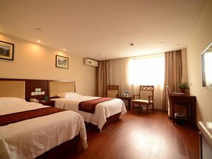 A hotel room with two beds, a desk, a chair, and a window with curtains. - Greentree Inn Suzhou Kunshan Huaqiao Metro Station Express Hotel (Suzhou)