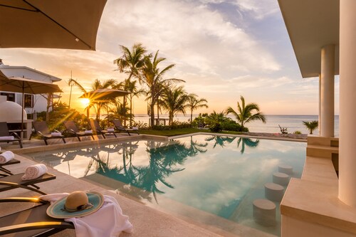 8BR Beachfront Boutique Villa - Chef, Pool, Full Staff - Family/Intimate Groups