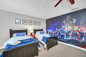 9 bedrooms, laptop workspace, iron/ironing board, bed sheets - Spacious Home Near Disney (Davenport)