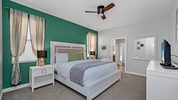 9 عدّة غرف نوم ومساحة عمل للكمبيوتر المحمول ومكواة/لوح كي وملاءات أسرّة