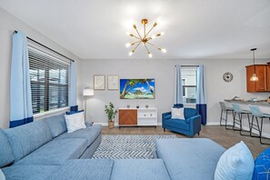 TV - Spacious Home Near Disney (Davenport)