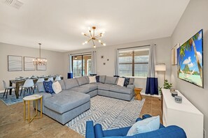 TV - Spacious Home Near Disney (Davenport)