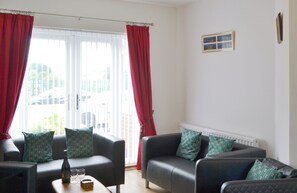 Living area - 3 bedroom accommodation in Newbiggin by the Sea (Newbiggin by the Sea)