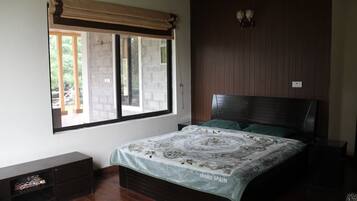 Deluxe Cottage | 2 bedrooms, blackout curtains, soundproofing, free WiFi