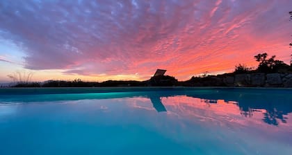 Casa rural con amplio exterior y vistas a los montes de Málaga. Alquiler íntegro