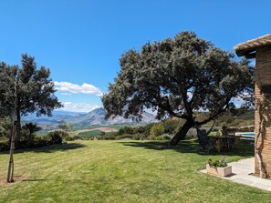 Outdoor dining - Rural house with spacious exterior and views of the mountains of Malaga. full rent (La Joya)