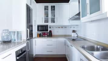 Frigorifero, microonde, forno, piano cottura
