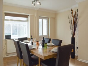 Dining - 3 bedroom accommodation in Weymouth (Weymouth)