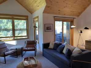 Smart TV, caminetto, libri, stampante