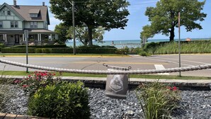 Une route côtière bordée de pierres, un drapeau et un sac de l’université Purdue.