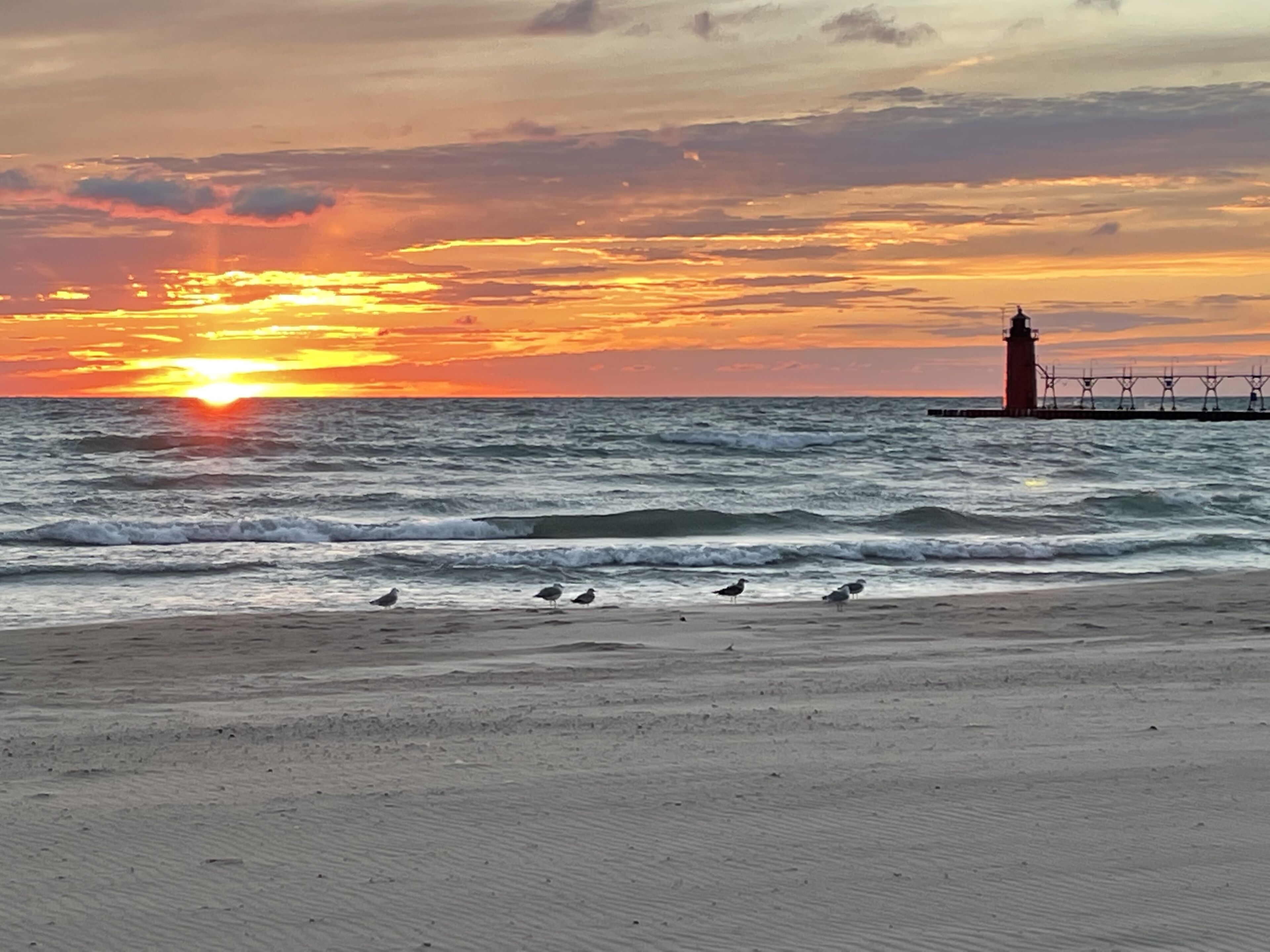 在海滩、沙滩椅、沙滩毛巾