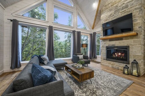 New Luxury Honeymoon Cabin, Private Hot Tub and Large Rain Shower