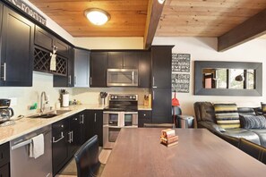 Resortwoning, meerdere bedden, balkon, uitzicht op bergen (Alpine Manor Retreat) | Privékeuken | Een koelkast, een magnetron, een oven, een kookplaat