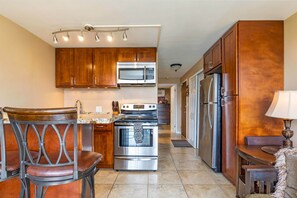 Condo, 1 cama Queen size y sofá cama, cocina, vista a la montaña | Cocina privada | Refrigerador, microondas, horno y parrilla de estufa 