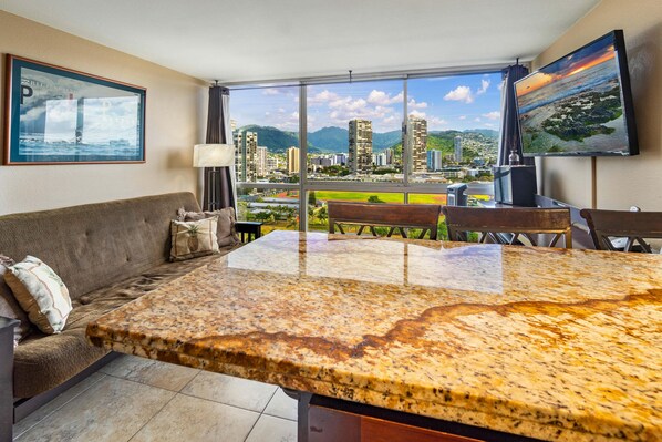Condo, 1 cama Queen size y sofá cama, cocina, vista a la montaña | Sala de estar | Televisión de 40 pulgadas con canales digitales 