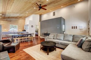 Casa, varias camas, balcón, vista a la montaña (Amachen Cabin) | Área de sala de estar | Televisión de pantalla plana de 42 pulgadas con canales digitales 