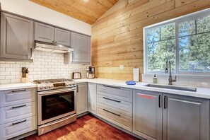 Casa, varias camas, balcón, vista a la montaña (Amachen Cabin) | Cocina privada | Refrigerador, microondas, horno y parrilla de estufa 