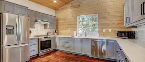 Casa, varias camas, balcón, vista a la montaña (Amachen Cabin) | Cocina privada | Refrigerador, microondas, horno y parrilla de estufa