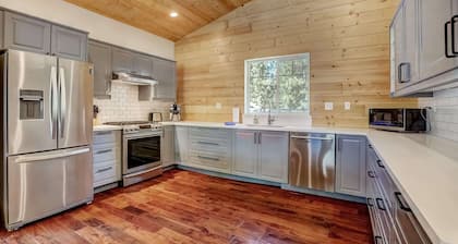 Amachen Cabin - Pet & Family Friendly - Woof Woof!