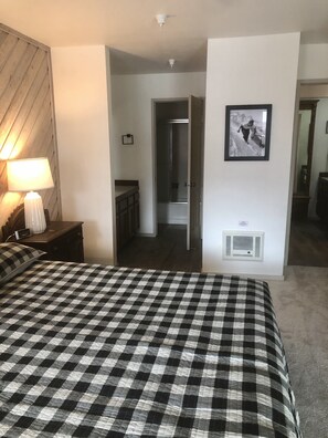 Condo, Plusieurs lits, foyer, vue sur la montagne (Aspen Creek #114) | 2 chambres, décor unique, ameublement unique, accès au Wi-Fi (inclus)