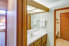 Bathroom - Aspen Creek #204 - Near Golf, Fishing & Hiking (Mammoth Lakes)
