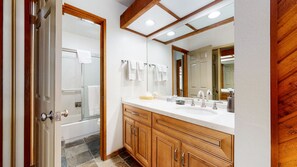 Appartement, Meerdere bedden, terras, uitzicht op bergen (Aspen Creek #215) | Badkamer | Handdoeken, toiletpapier