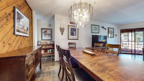 Condo, Plusieurs lits, patio, vue sur la montagne (Aspen Creek #215) | 2 chambres, décor unique, ameublement unique, accès au Wi-Fi (inclus)