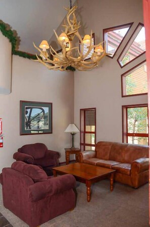 Lobby sitting area - Aspen Creek #401 - Year-round Outdoor Activities (Mammoth Lakes)
