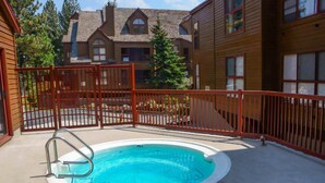 Outdoor pool - Aspen Creek #401 - Year-round Outdoor Activities (Mammoth Lakes)