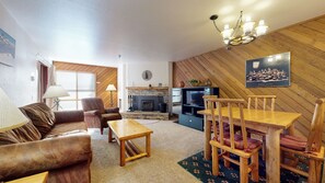 Living area - Aspen Creek Shared Amenities - Near Hiking! (Mammoth Lakes)