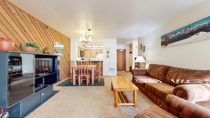 Apartment, 1 King-Bett und Schlafsofa, Kamin, Bergblick (Aspen Creek #316) | Wohnzimmer