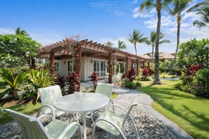 Outdoor dining - Beach Villas M3 (Waikoloa)