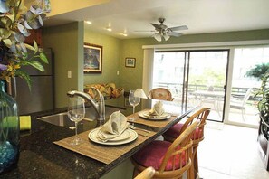 Condo, 1 cama King size y sofá cama, balcón, vista parcial al océano (Casa De Emdeko #203) | Restaurantes