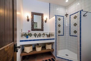 Ferienhaus, Mehrere Betten, Terrasse, eingeschränkter Meerblick (Casa de Lujo) | Badezimmer | Dusche, Handtücher