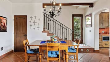 獨棟房屋, 多張床, 庭院, 部分海景 (Casa de Lujo) | 用餐區