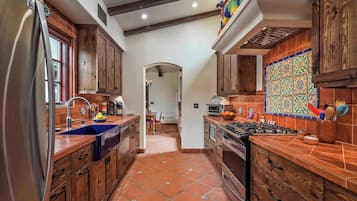 獨棟房屋, 多張床, 庭院, 部分海景 (Casa de Lujo) | 私人廚房 | 電冰箱、微波爐、烤箱、爐台