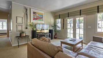 Rumah, Beberapa Tempat Tidur, balkon, pemandangan laut sebagian | Ruang keluarga | Televisi 40-inci dengan saluran TV kabel dan perapian