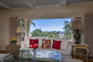 Nhà, nhiều giường, ban công, quang cảnh một góc biển | Phòng khách | TV 40-inch có truyền hình cáp, lò sưởi