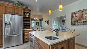 Rumah, Beberapa Tempat Tidur, balkon, pemandangan laut sebagian | Dapur pribadi | Lemari es, microwave, oven, dan kompor