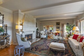 Nhà, nhiều giường, ban công, quang cảnh một góc biển | Phòng khách | TV 40-inch có truyền hình cáp, lò sưởi