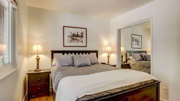 Cabin, Multiple Beds, Fireplace, Mountain View (Coziness Cabin) | 2 bedrooms, individually decorated, individually furnished, free WiFi