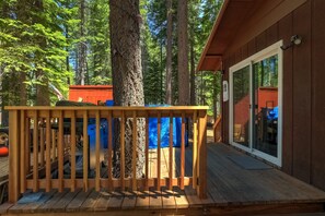 Terrace/patio - Coziness Cabin - Cute Little Cabin in the Tahoe Woods! (South Lake Tahoe)