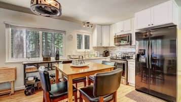 Cabin, Multiple Beds, Fireplace, Mountain View (Coziness Cabin) | Private kitchen | Fridge, microwave, oven, stovetop
