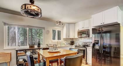 Coziness Cabin - Cute Little Cabin in the Tahoe Woods!