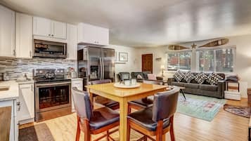 Cabin, Multiple Beds, Fireplace, Mountain View (Coziness Cabin) | Interior