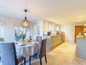 Dining - 2 bedroom accommodation in Holt (Holt)