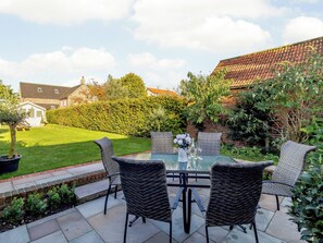 Outdoor dining - 2 bedroom accommodation in Holt (Holt)